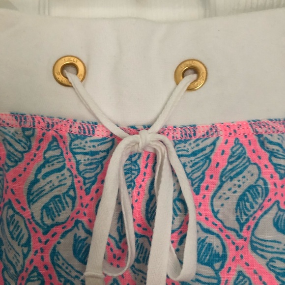 A little tipsy Lilly Pulitzer shorts - Picture 2 of 4